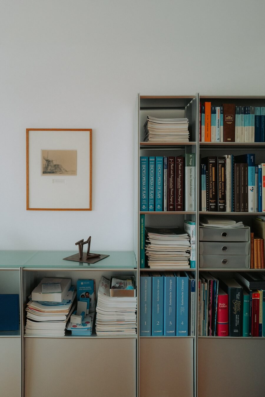 Ein Bücherregal in der Praxis