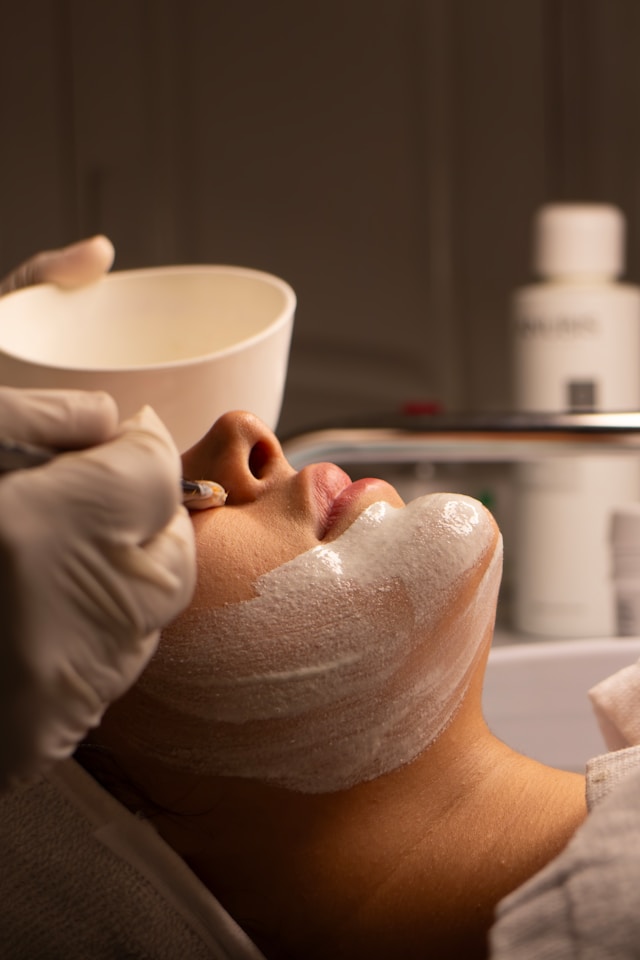 Microneedling – Kollagenregeneration für glattere Haut Microneedling Behandlung